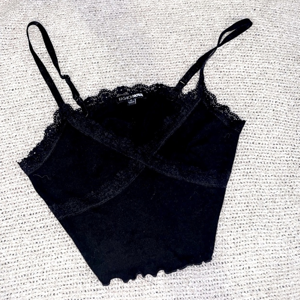 Fashion Nova    Black Cropped Tank